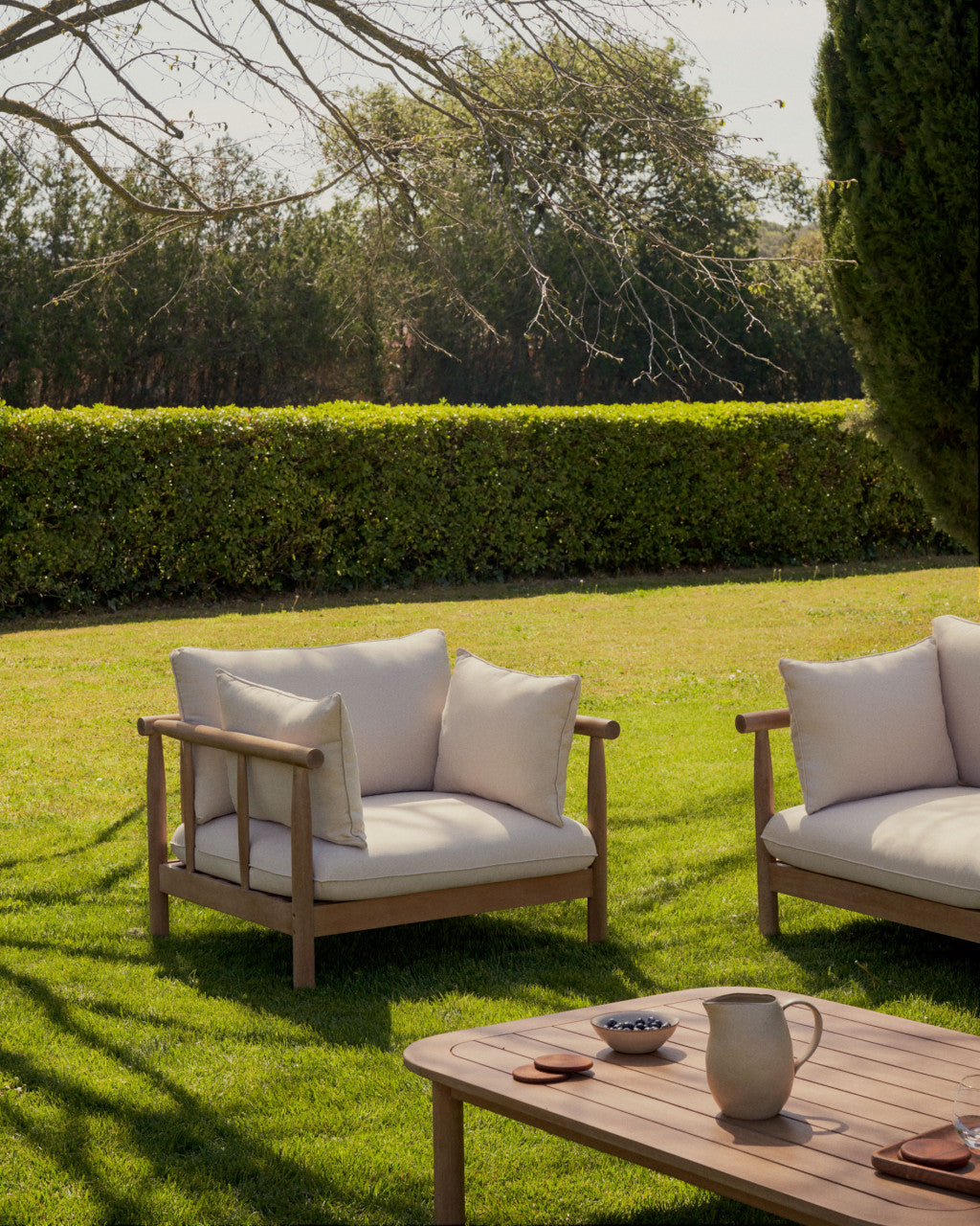 Fotoliu exterior maro din textil Sacova Kave Home