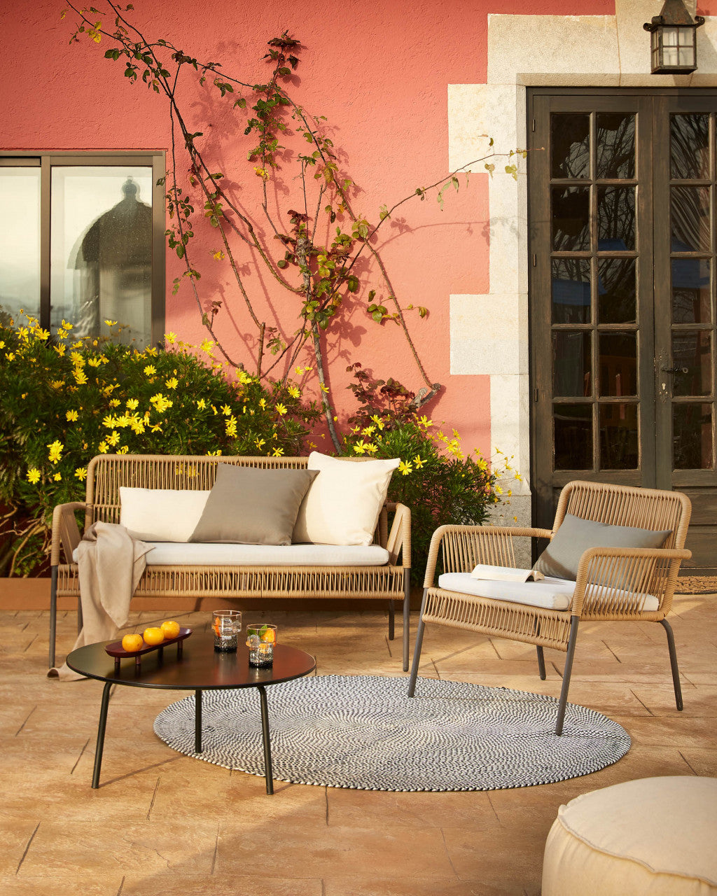 Fotoliu exterior maro din textil Samanta Kave Home