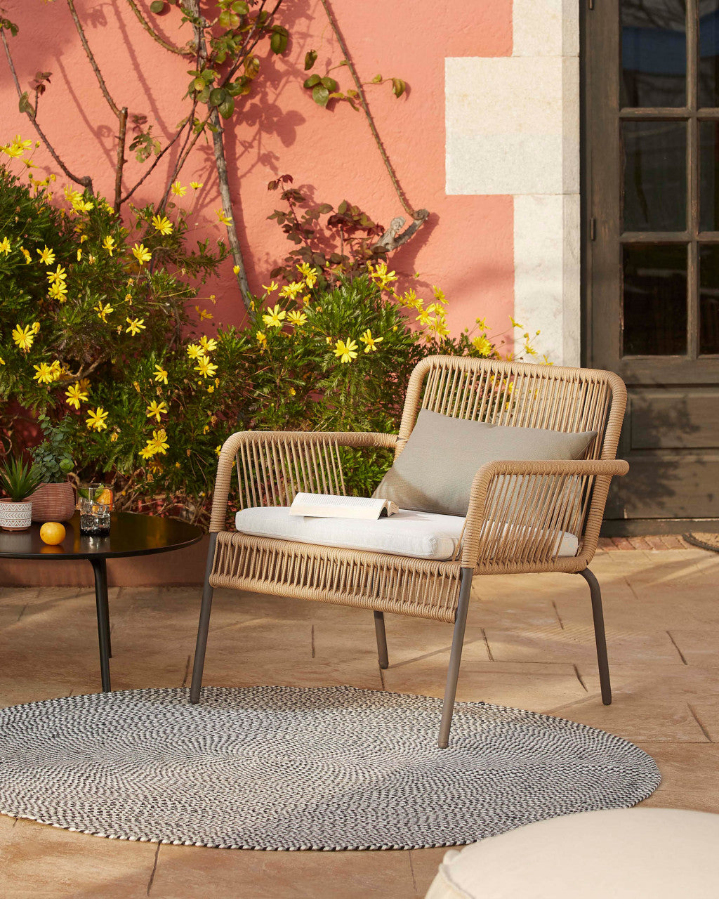 Fotoliu exterior maro din textil Samanta Kave Home