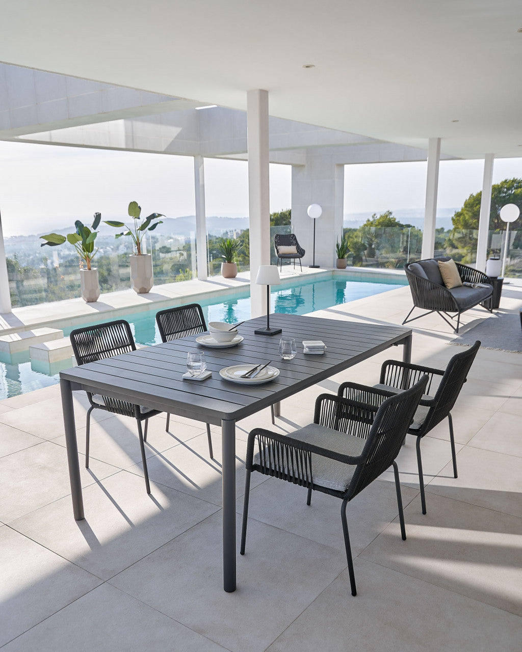 Fotoliu exterior negru din metal Abeli Kave Home