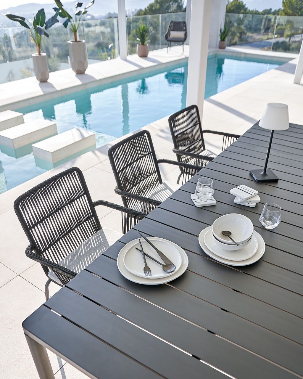 Fotoliu exterior negru din metal Abeli Kave Home