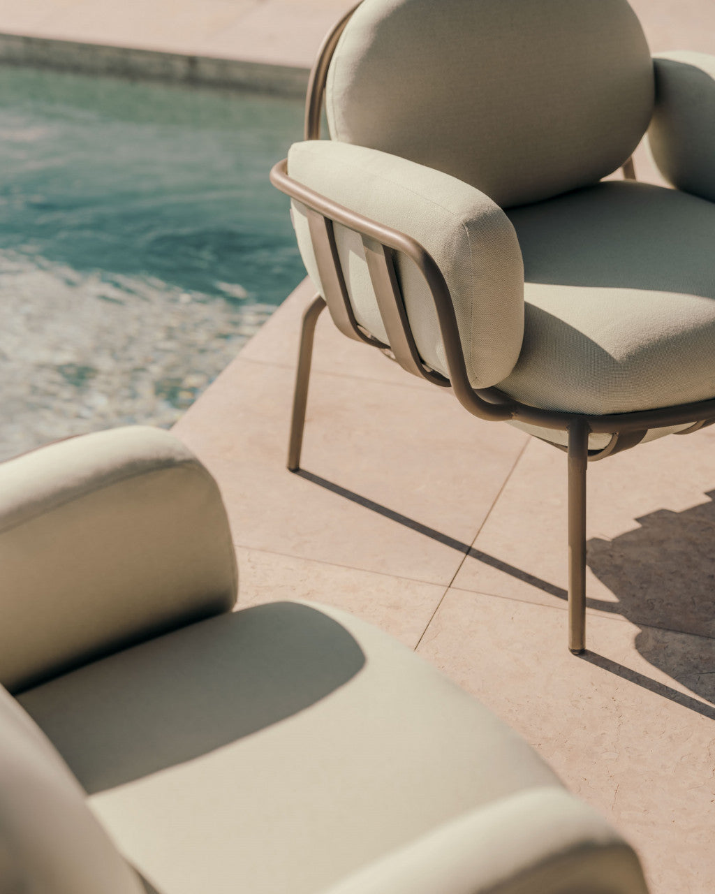 Fotoliu exterior verde/crem din metal Joncols Kave Home