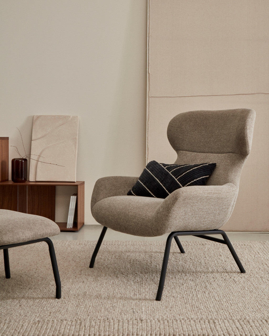 Fotoliu maro din textil Belina Kave Home