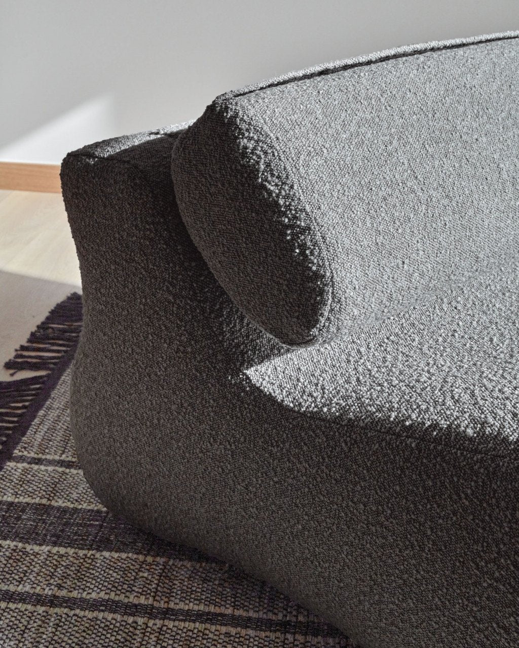 Fotoliu negru din textil Club Kave Home