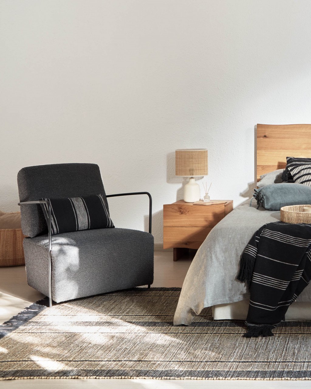 Fotoliu negru din textil Gamer Shearling Kave Home