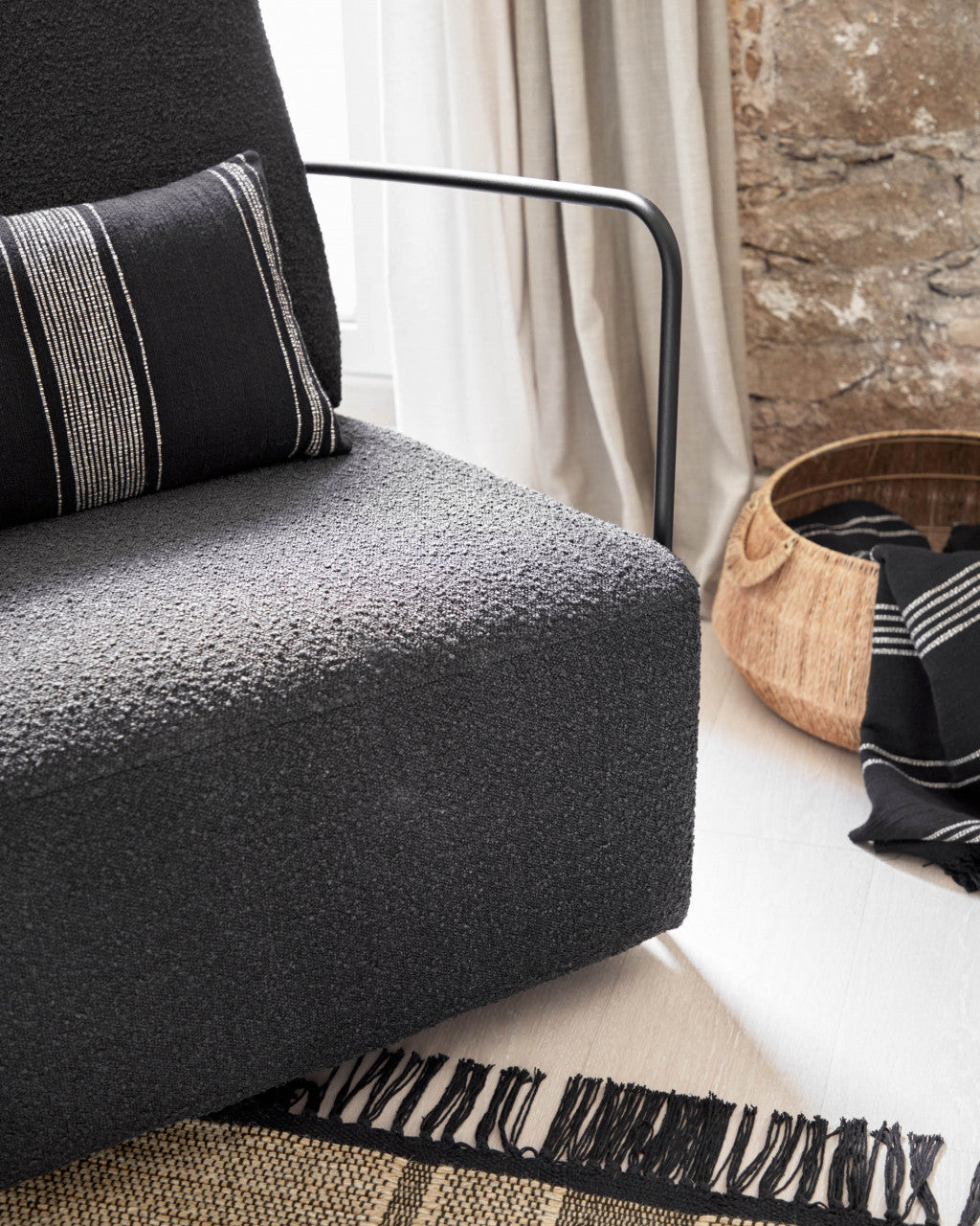 Fotoliu negru din textil Gamer Shearling Kave Home