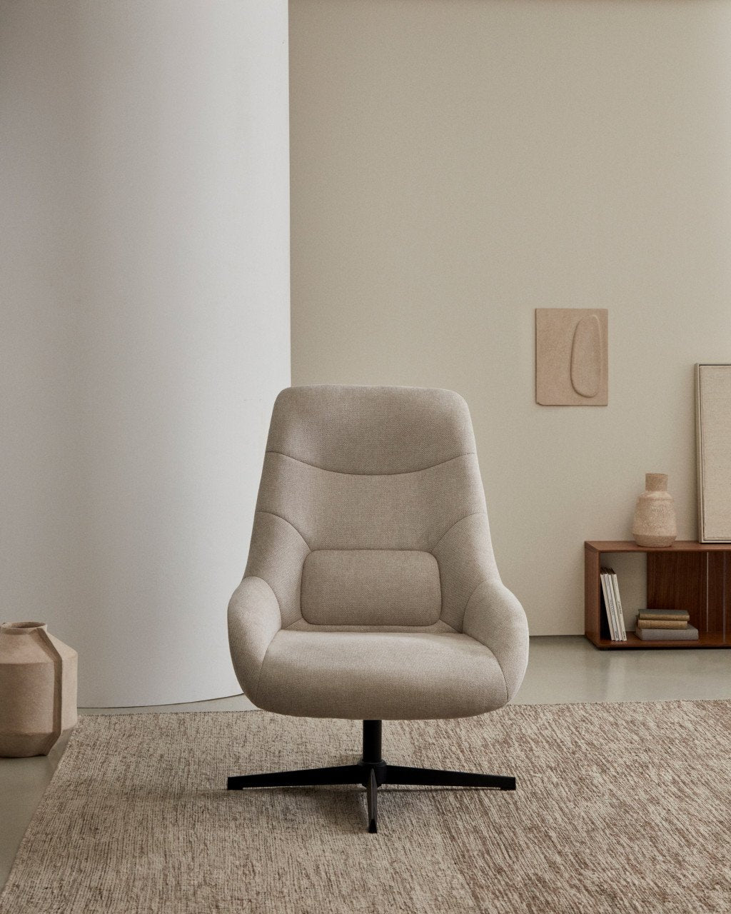 Fotoliu rotativ bej din textil Celida Kave Home