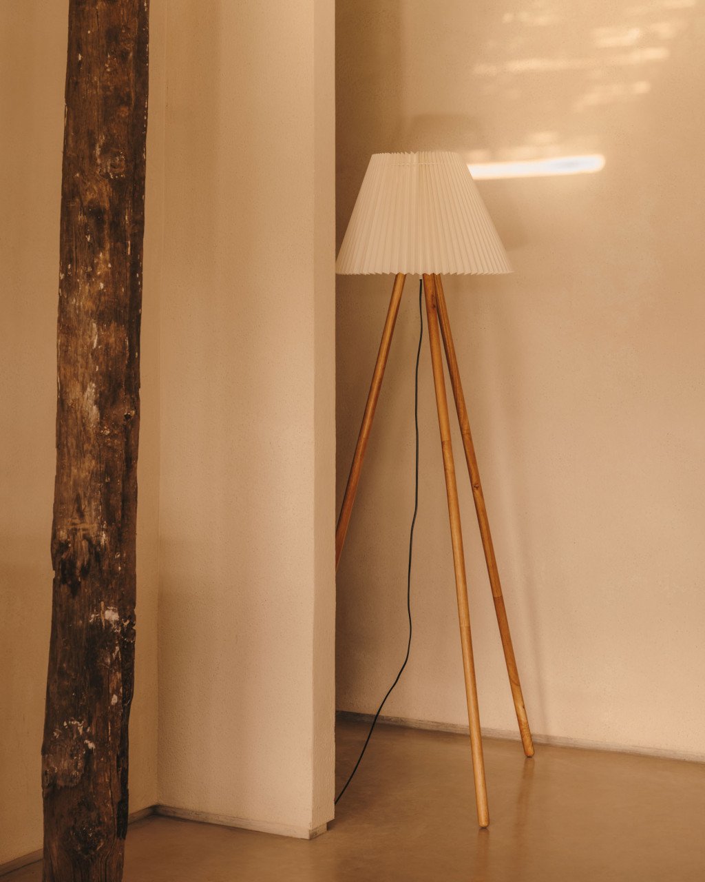 Lampadar bej din bumbac 149 cm Benicarlo Kave Home