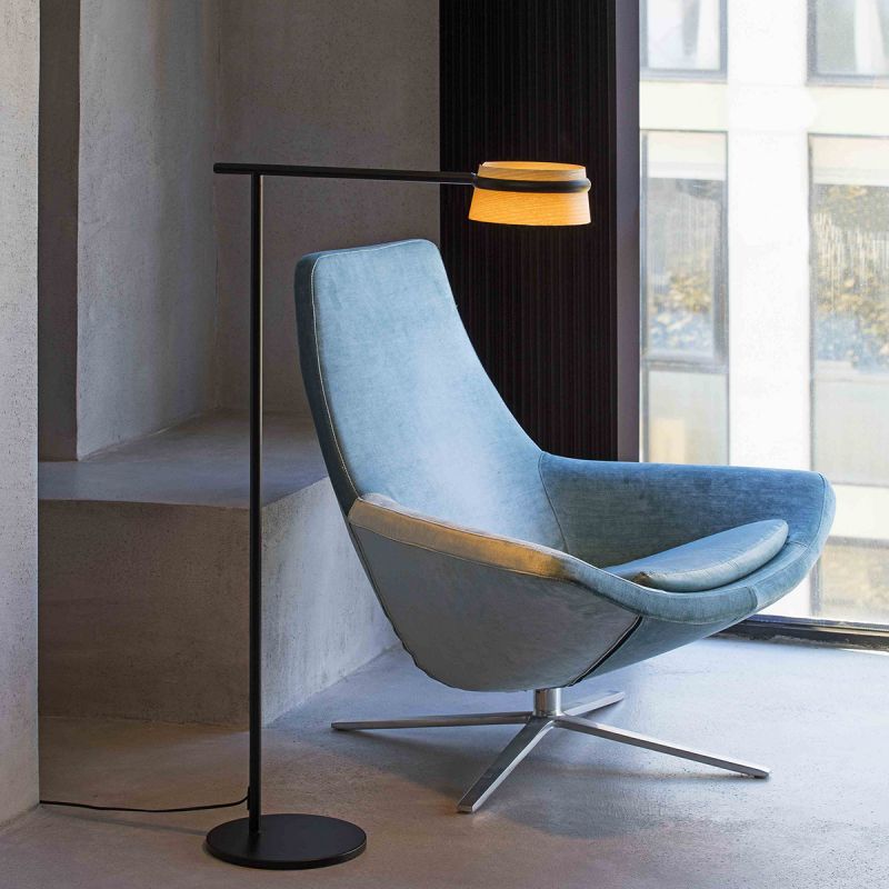 Lampadar LED dimabil design deosebit LOOP frasin
