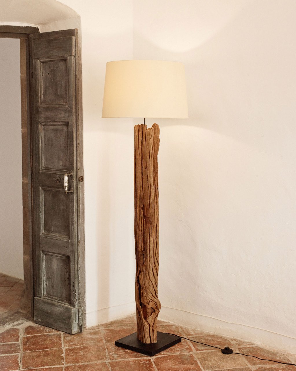 Lampadar maro/alb din lemn 175 cm Powell Kave Home