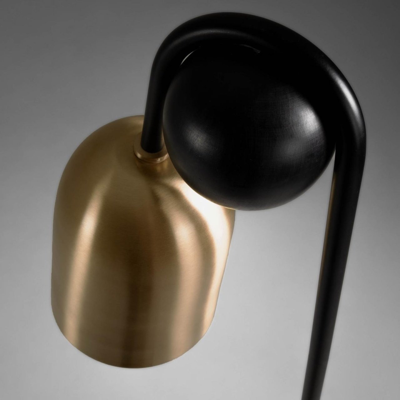 Lampadar negru/auriu din metal 180 cm Natsumi Kave Home