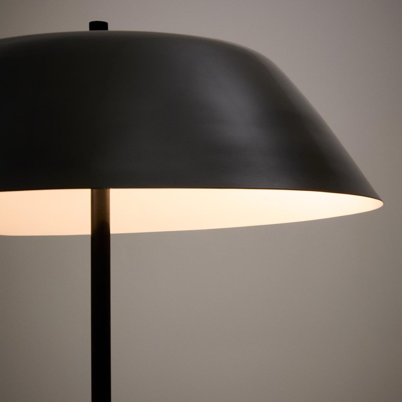 Lampadar negru din marmura 153 cm Sayra Kave Home