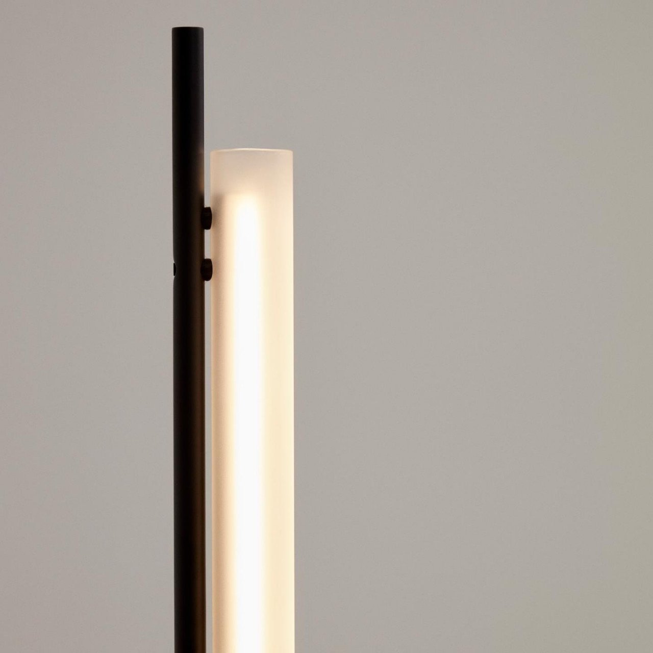 Lampadar negru din metal 150 cm Vauxall Kave Home