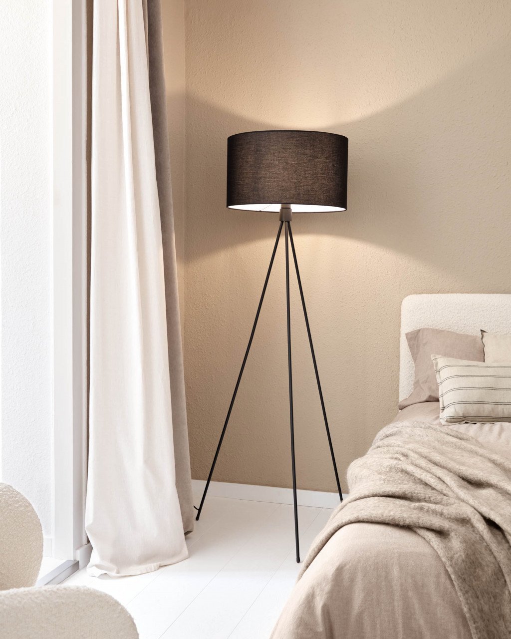 Lampadar negru din textil 160 cm Ikia Kave Home