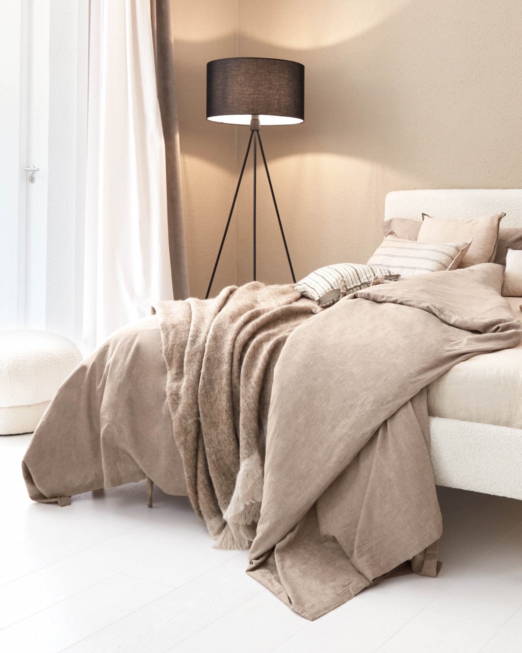 Lampadar negru din textil 160 cm Ikia Kave Home
