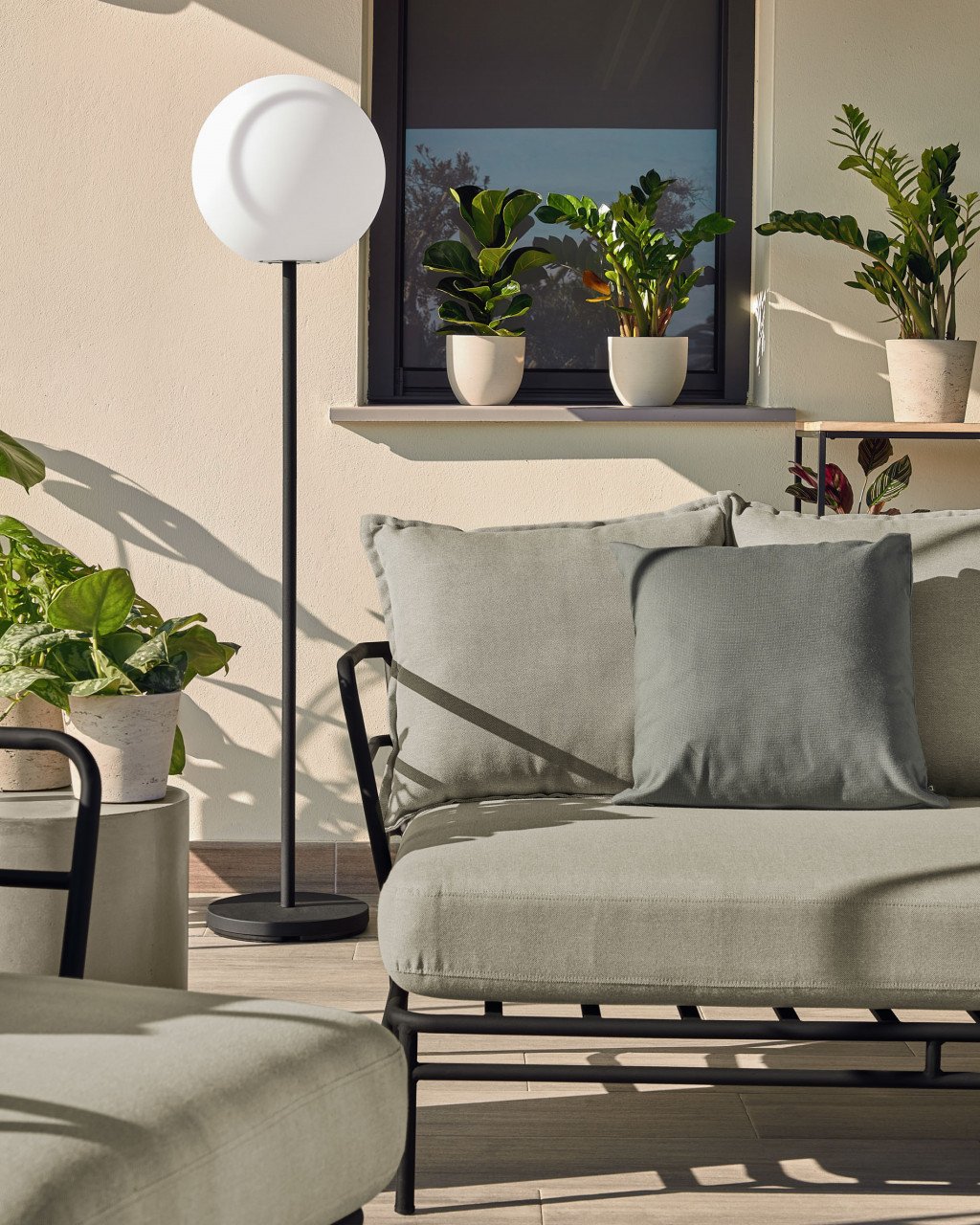 Lampadar pentru exterior alb/negru din metal 155 cm Dinesh Kave Home