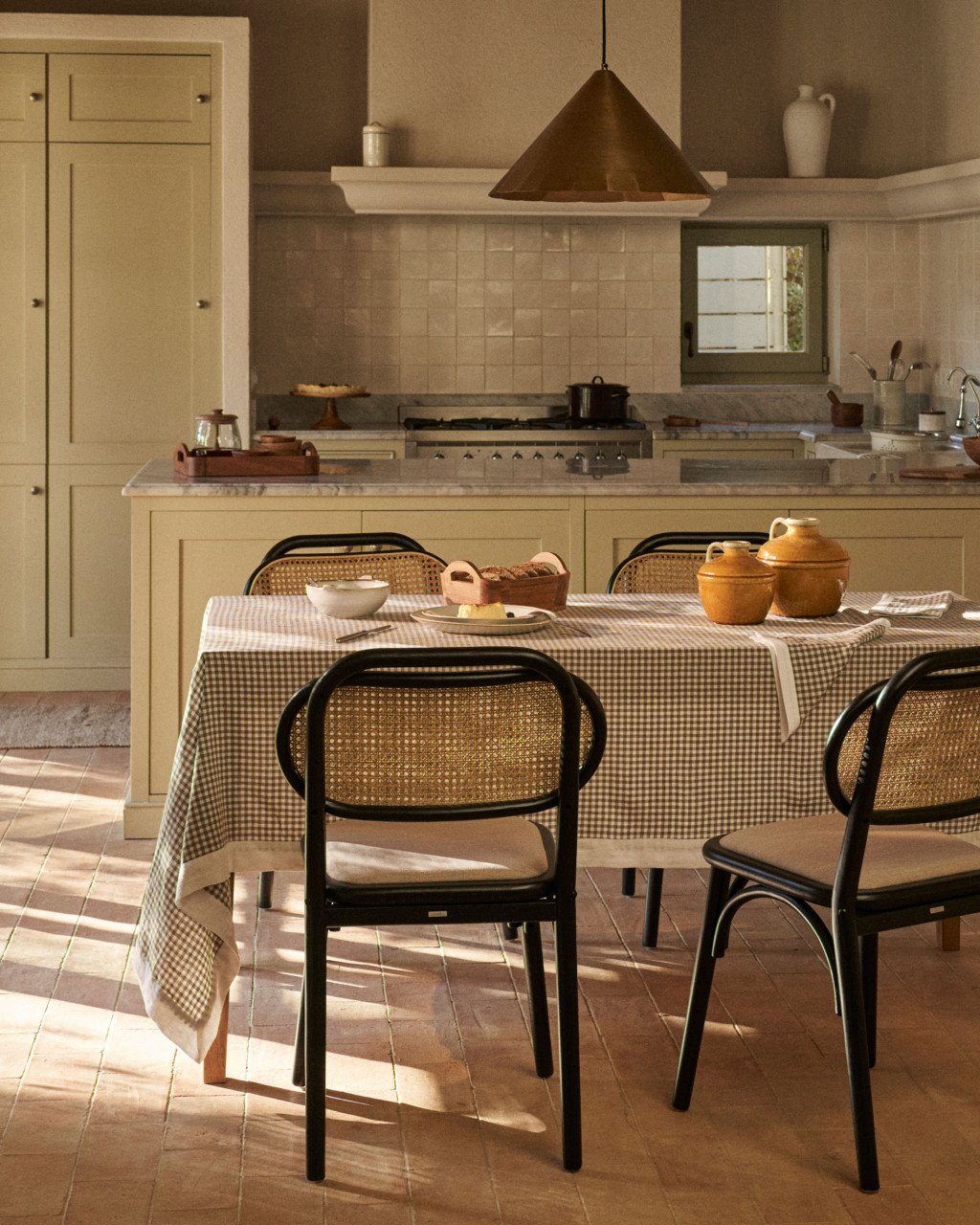 Lustra maro alama din metal Parlava Kave Home
