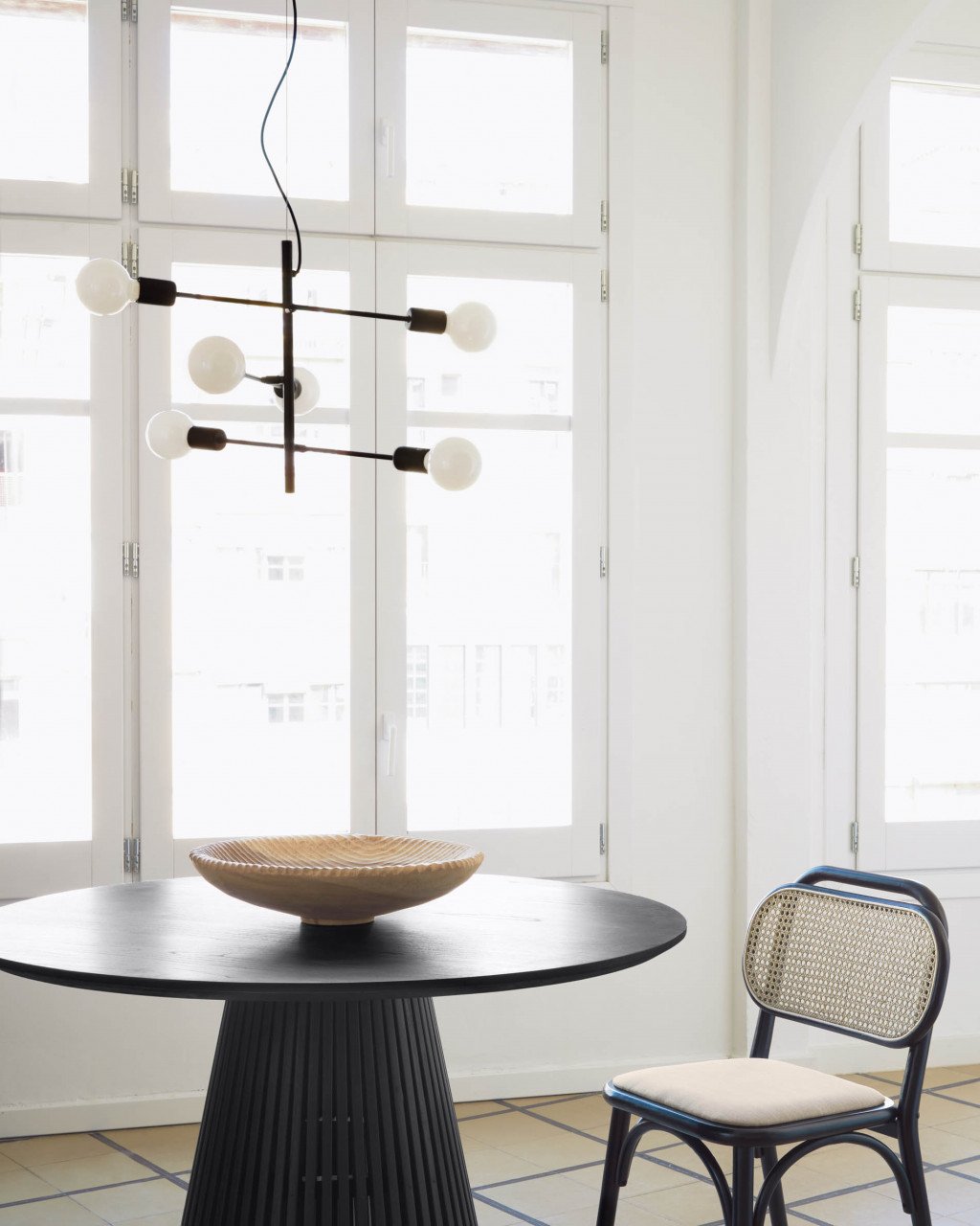 Lustra neagra din metal cu 6 becuri Spica Kave Home
