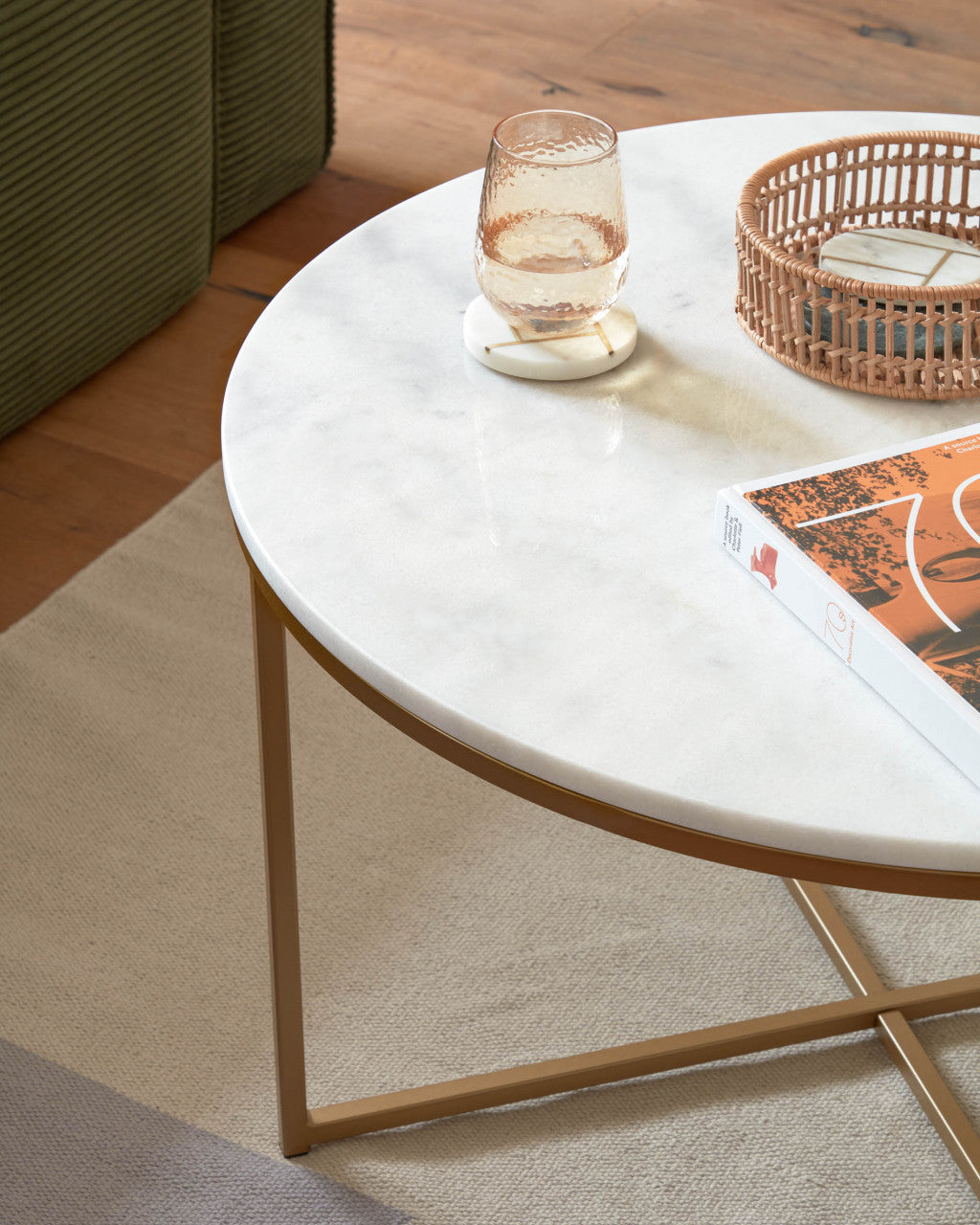 Masa de cafea aurie/alba din marmura 80 cm Sheffield Kave Home