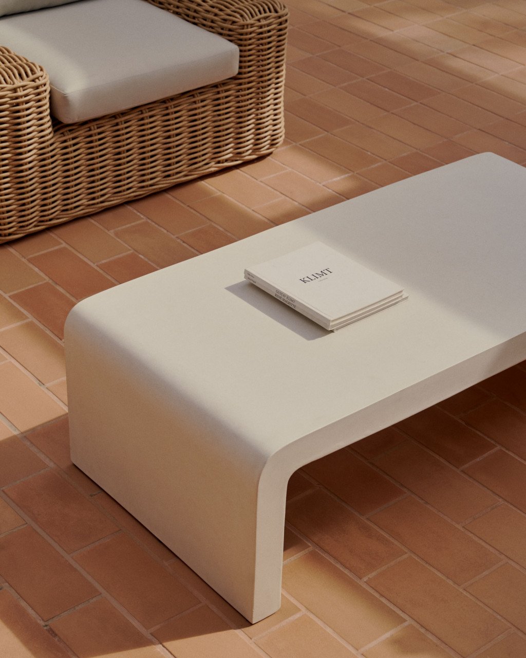 Masa de cafea exterior alba din ciment 65x135 cm Aiguablava Kave Home