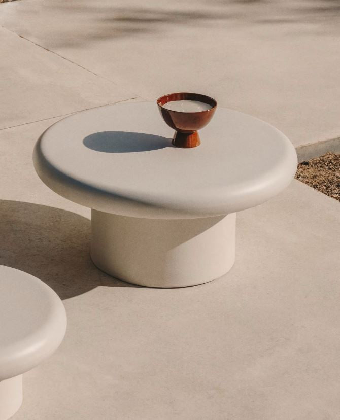 Masa de cafea exterior alba din ciment 66 cm Addaia Kave Home
