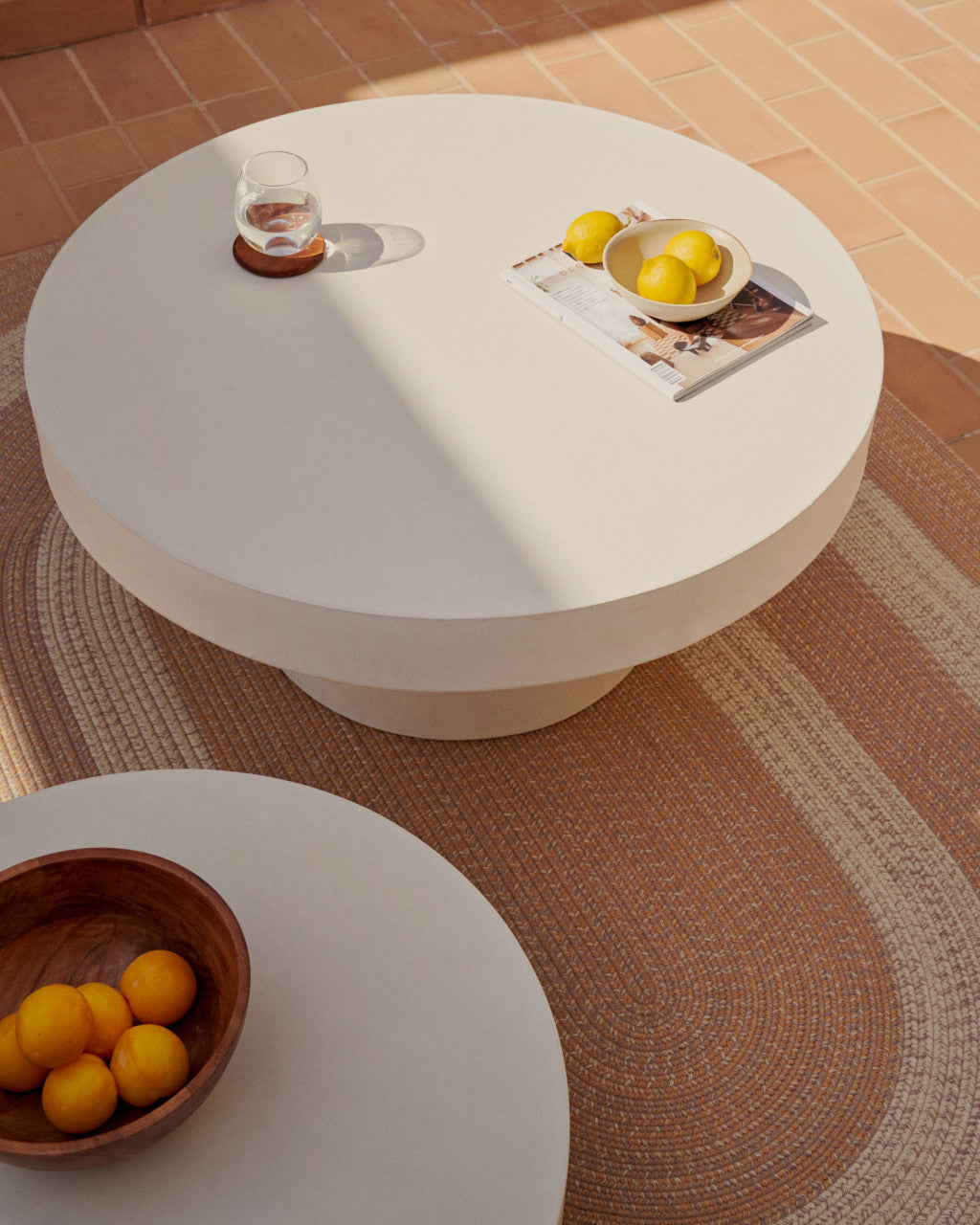 Masa de cafea exterior alba din ciment 66 cm Aiguablava Kave Home