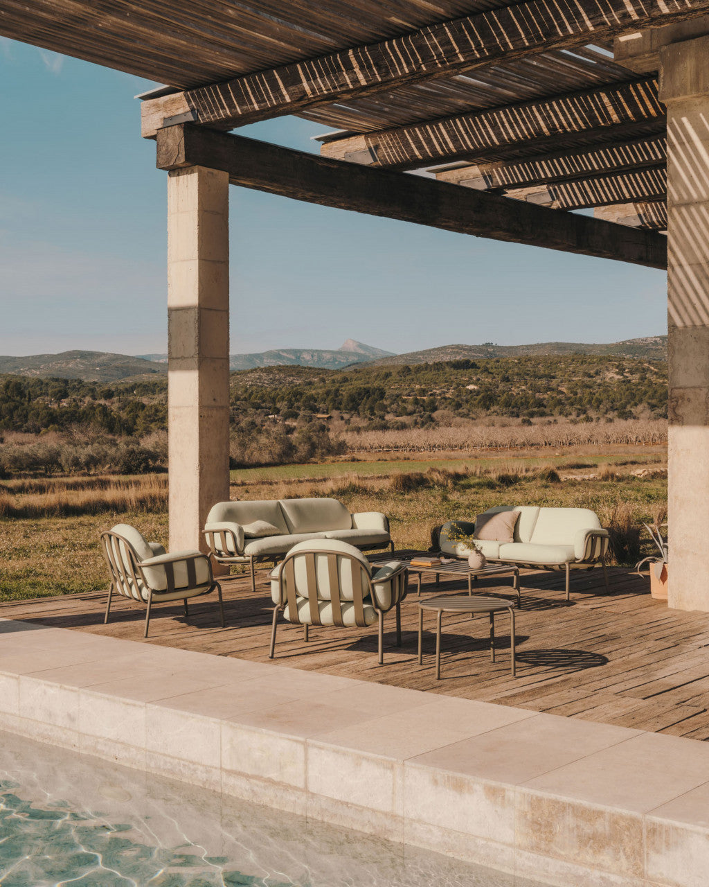 Masa de cafea exterior verde din metal 65x113 cm Joncols Kave Home