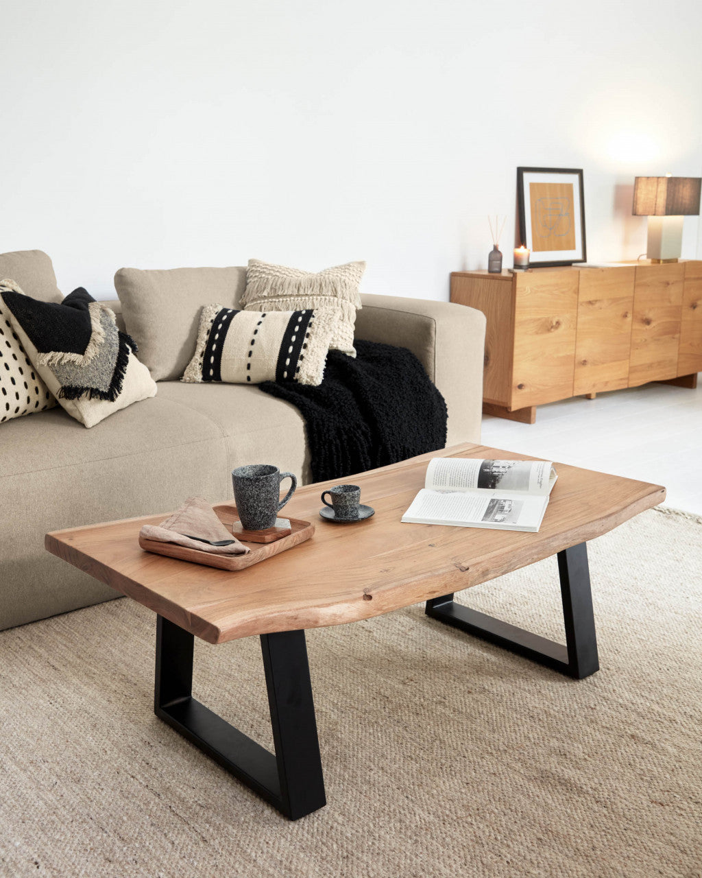 Masa de cafea maro/neagra din lemn 65x115 cm Alaia Kave Home