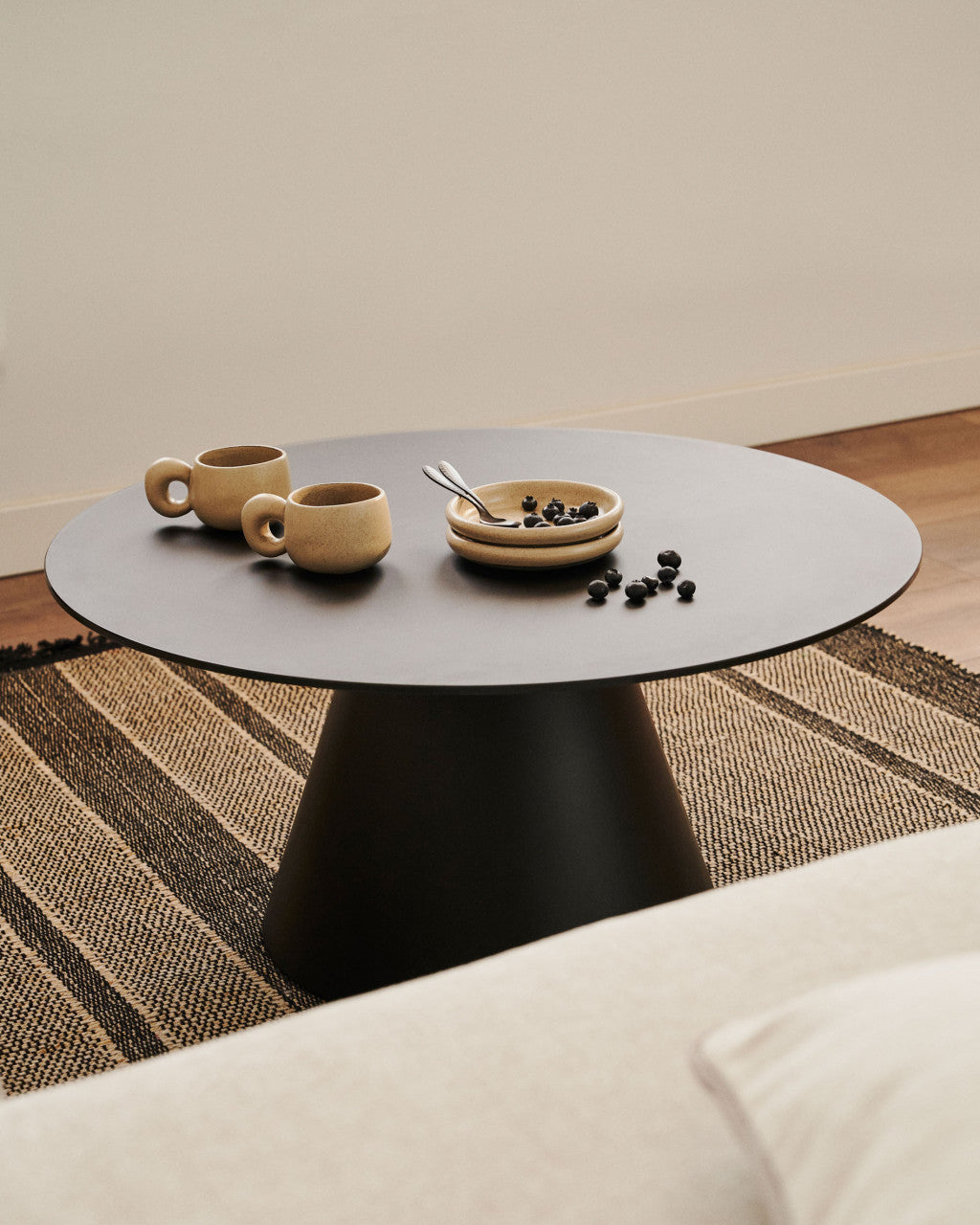 Masa de cafea neagra din metal 80 cm Wilshire Kave Home