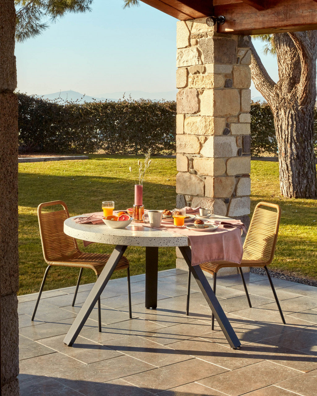 Masa dining alba/neagra din ciment 120 cm Shanelle Kave Home