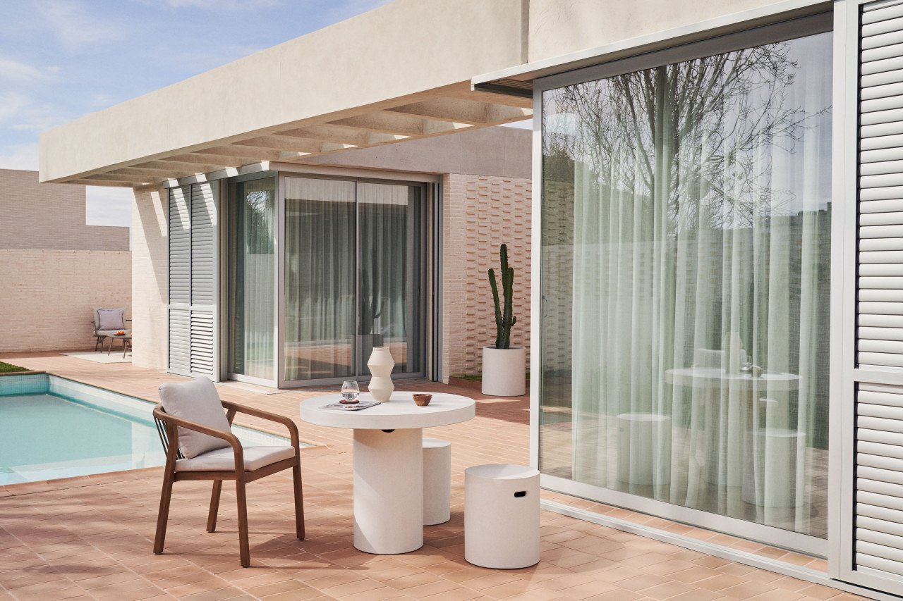 Masa dining exterior alba din ciment 90 cm Aiguablava Kave Home