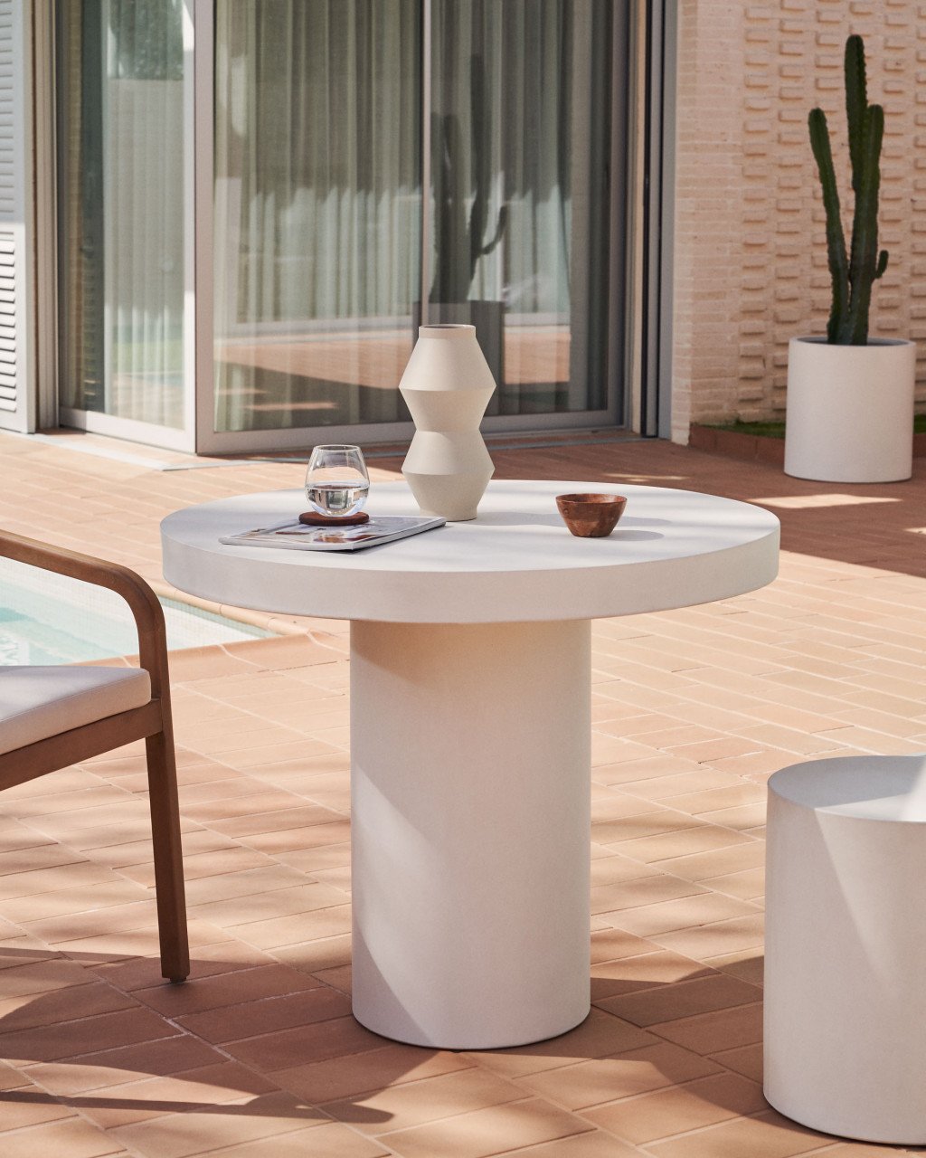 Masa dining exterior alba din ciment 90 cm Aiguablava Kave Home