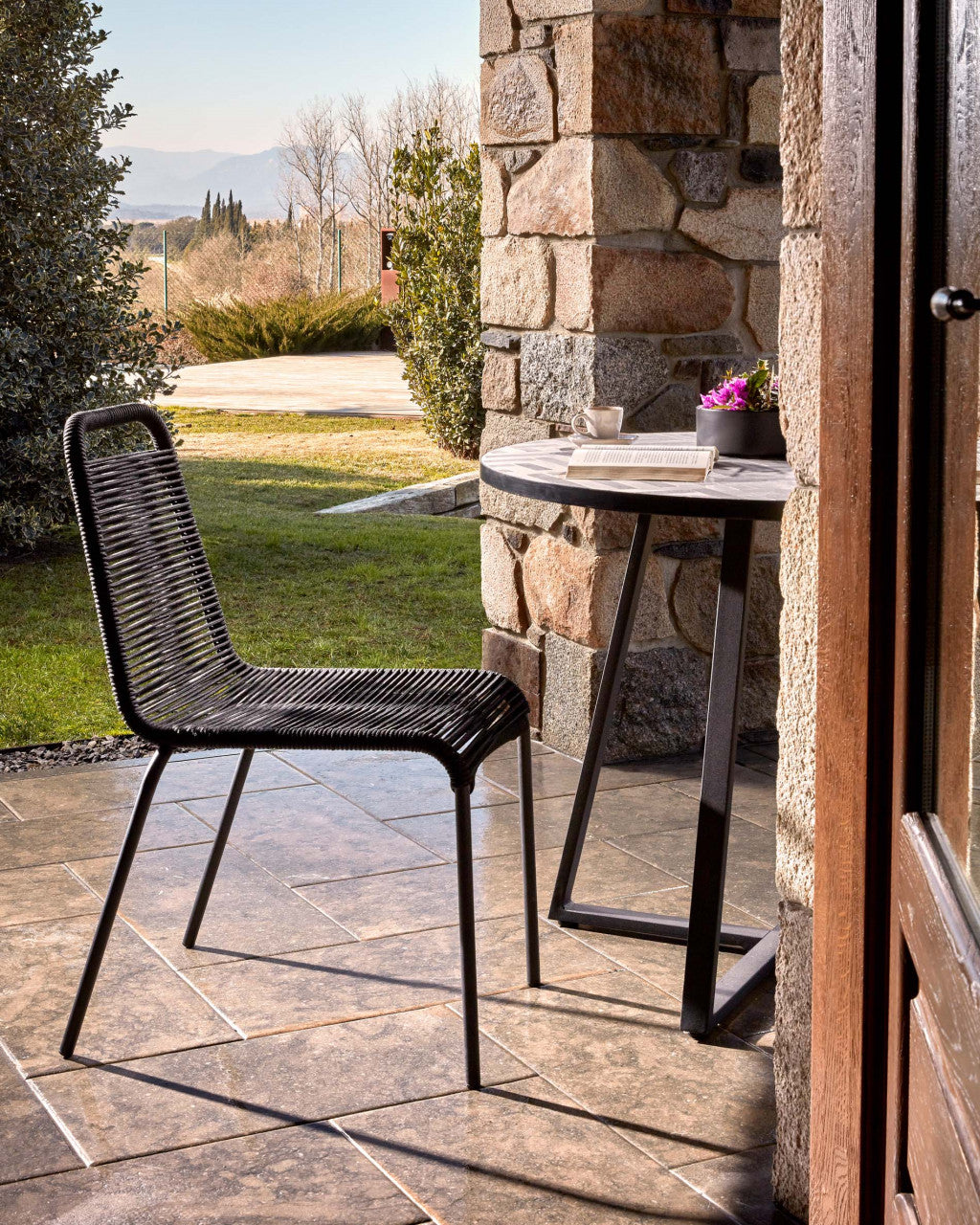 Masa dining exterior alba/maro din ceramica si metal 90 cm Tella Kave Home