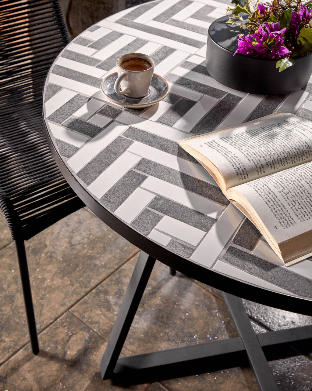 Masa dining exterior alba/maro din ceramica si metal 90 cm Tella Kave Home