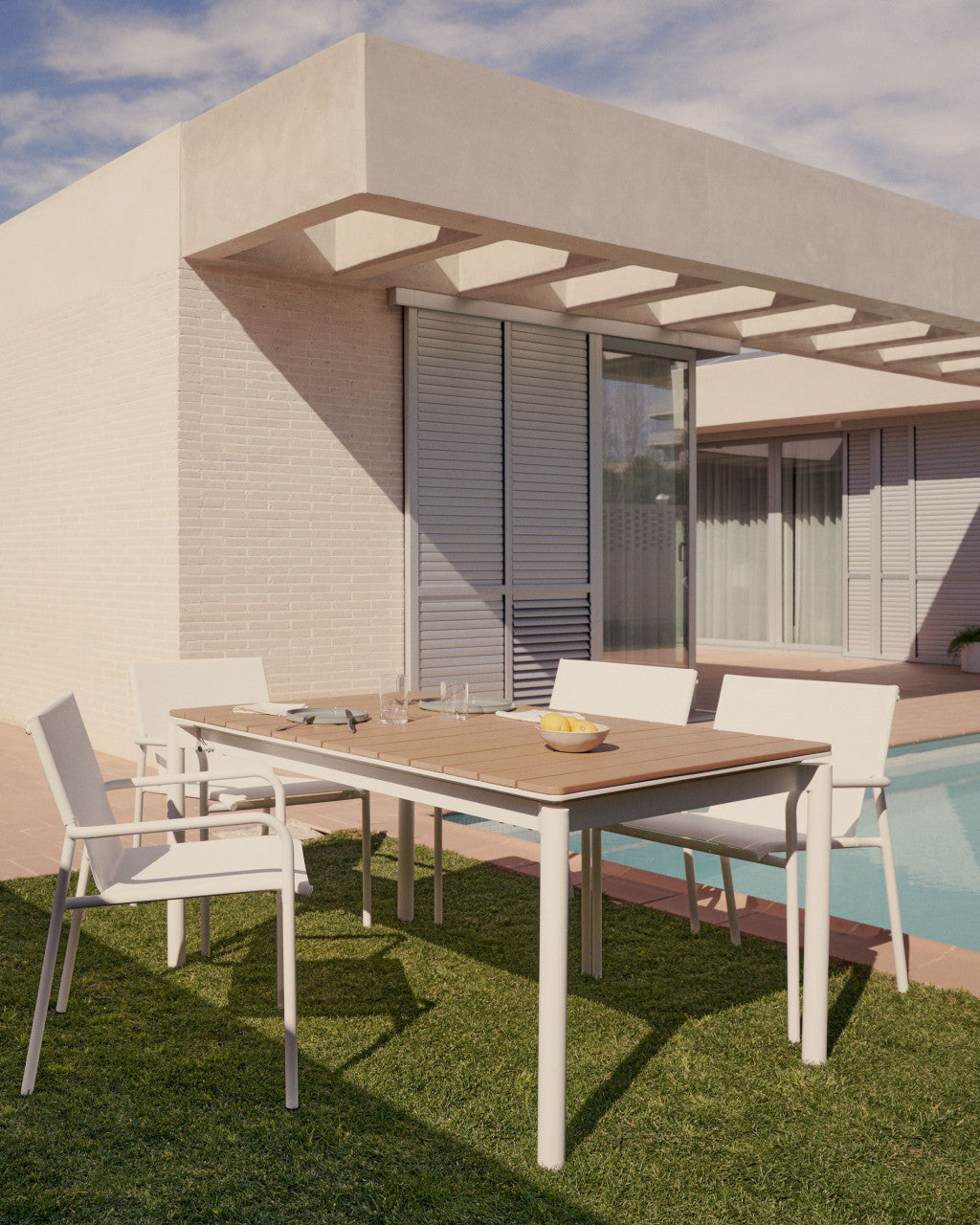 Masa dining exterior extensibila maro/alba din metal 90x140(200) cm Canyelles Kave Home