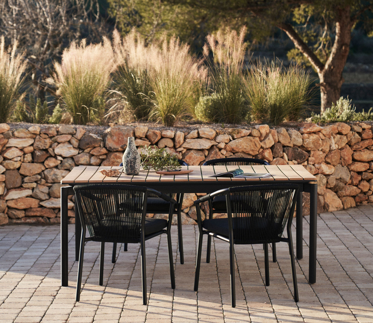 Masa dining exterior extensibila maro/neagra din metal 90x140(200) cm Canyelles Kave Home