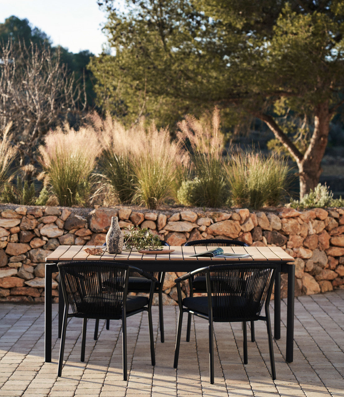 Masa dining exterior extensibila maro/neagra din metal 90x140(200) cm Canyelles Kave Home