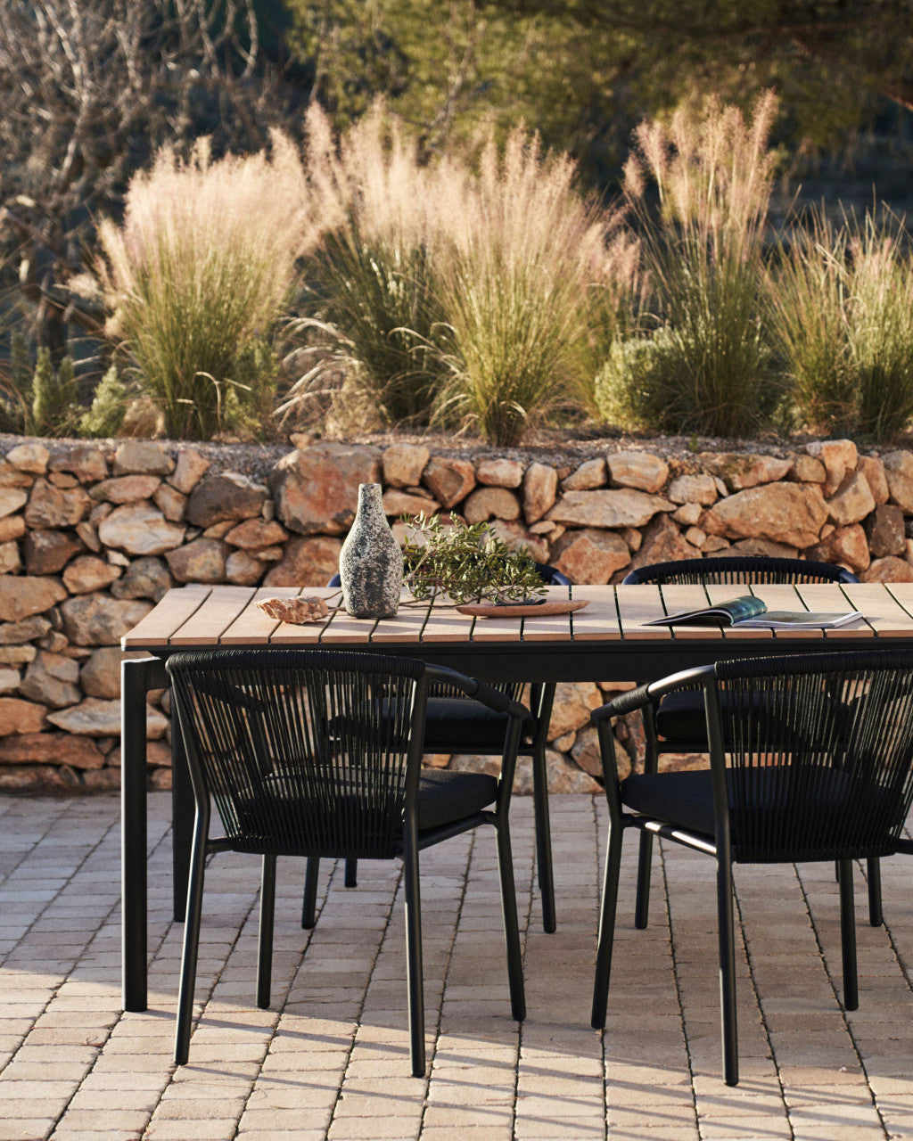 Masa dining exterior extensibila maro/neagra din metal 90x140(200) cm Canyelles Kave Home