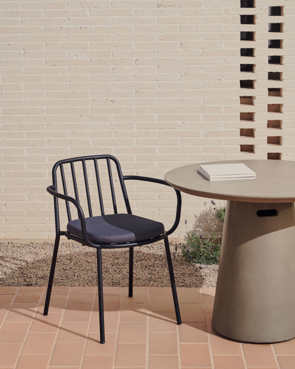 Masa dining exterior gri din ciment 90 cm Itai Kave Home