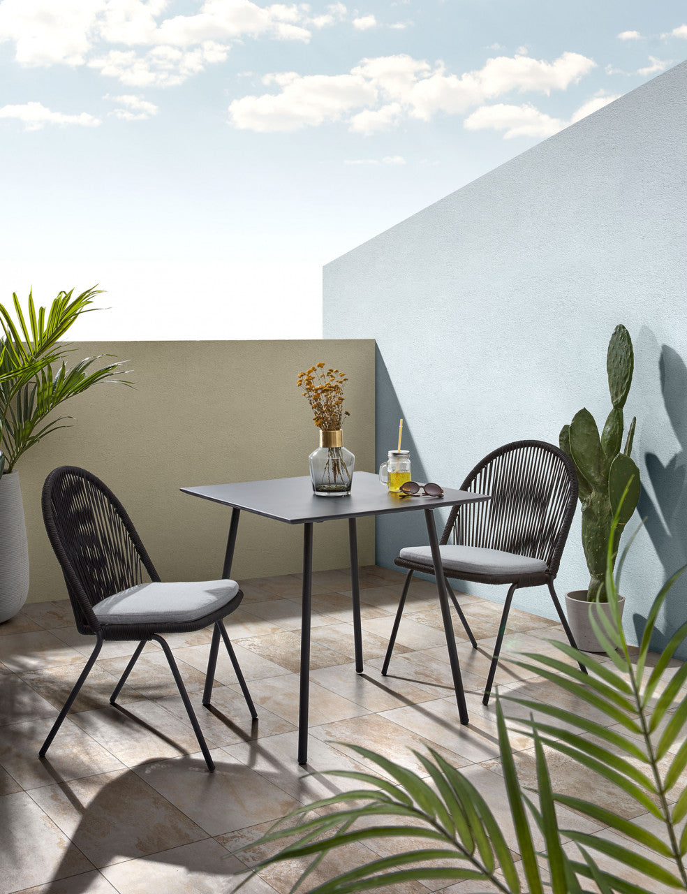 Masa dining exterior neagra din ciment 75x75 cm Mathis Kave Home