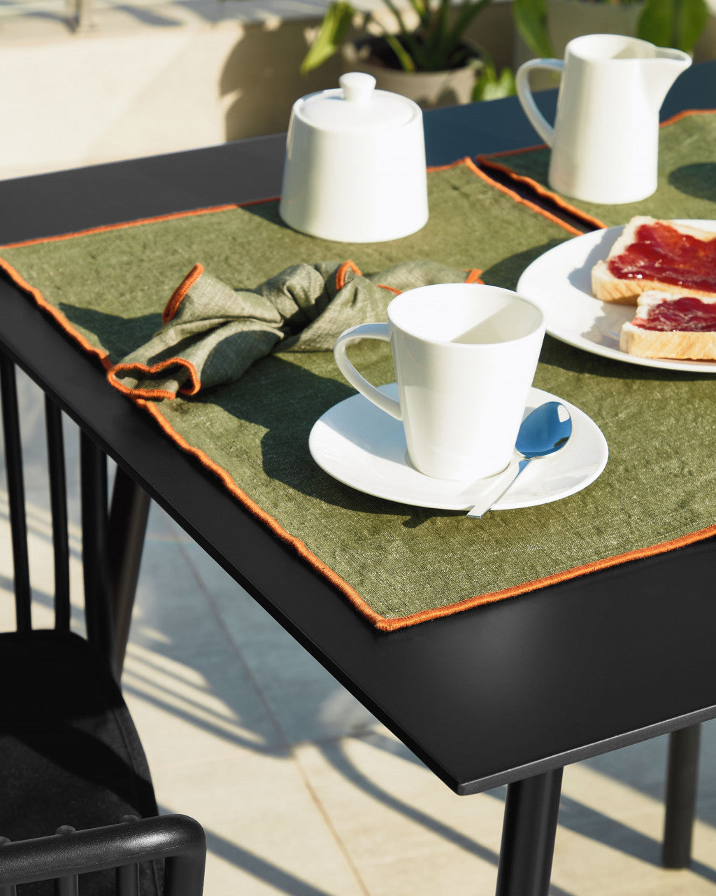 Masa dining exterior neagra din ciment 75x75 cm Mathis Kave Home