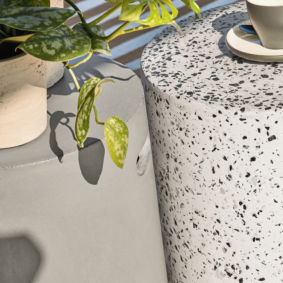 Masa laterala exterior alba din ciment 35 cm Jenell Kave Home