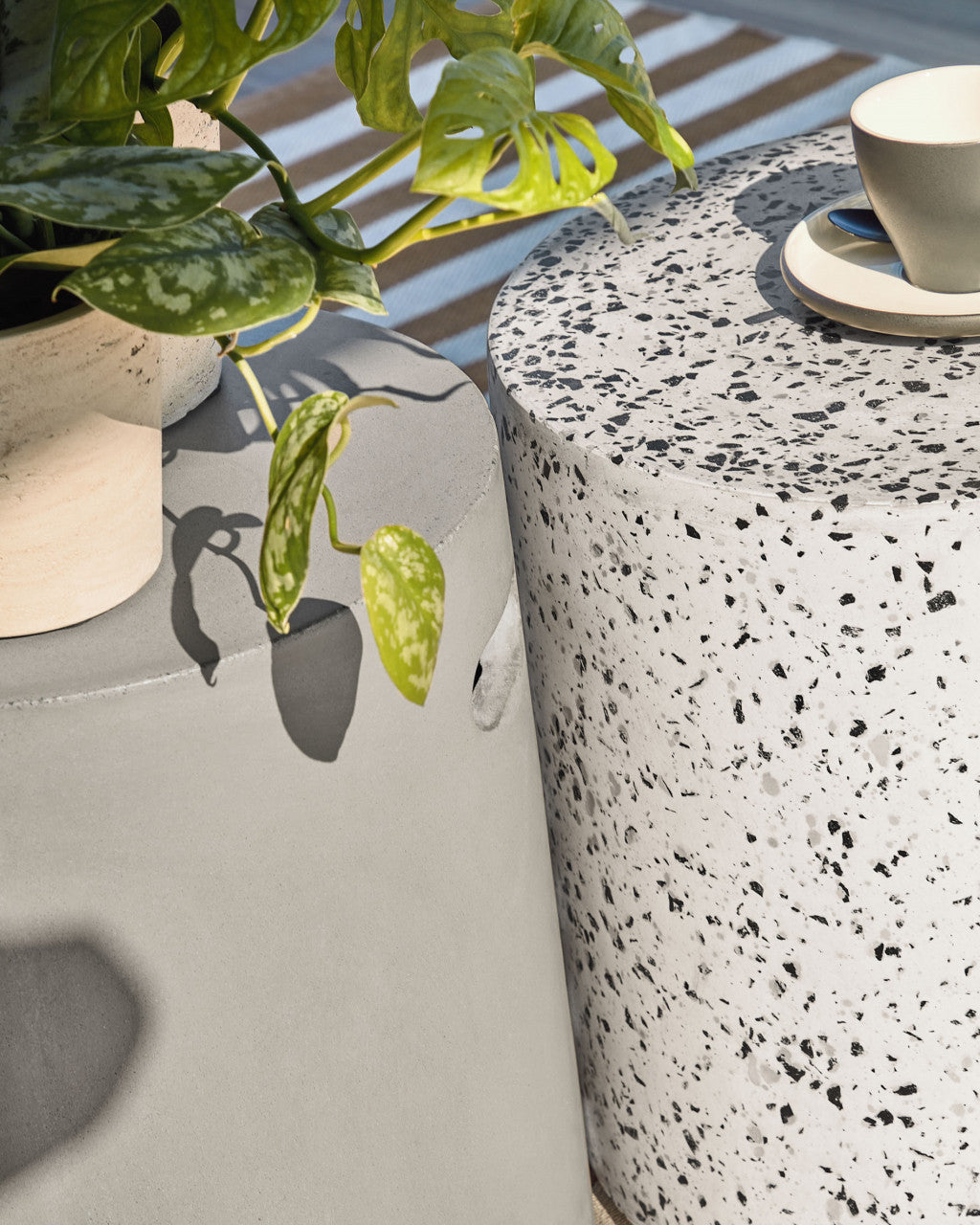 Masa laterala exterior alba din ciment 35 cm Jenell Kave Home