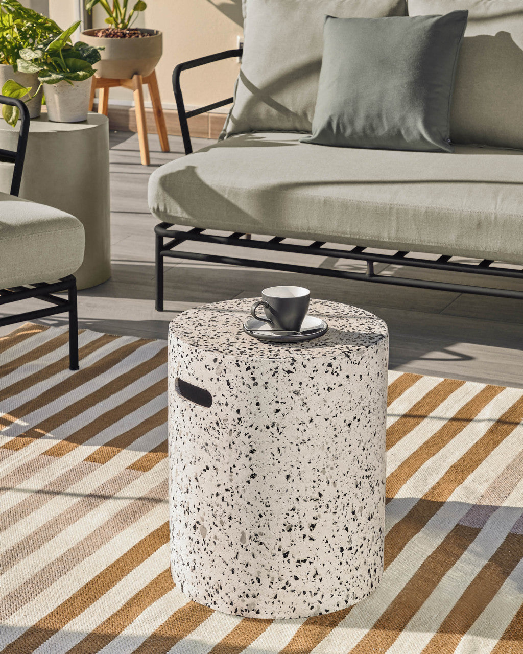 Masa laterala exterior alba din ciment 35 cm Jenell Kave Home