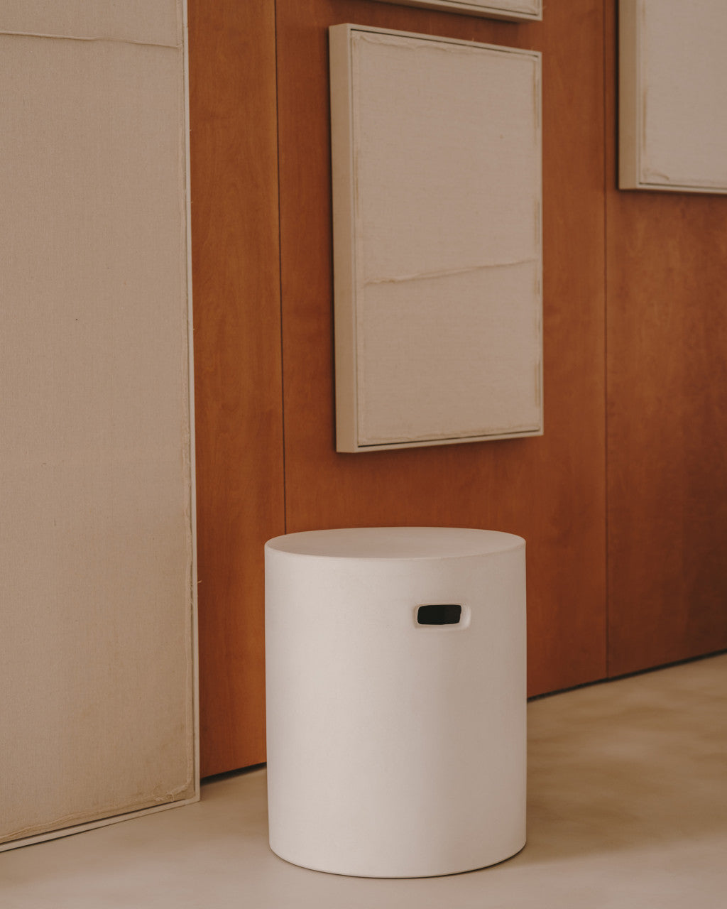 Masa laterala exterior alba din ciment 37 cm Aiguablava Kave Home