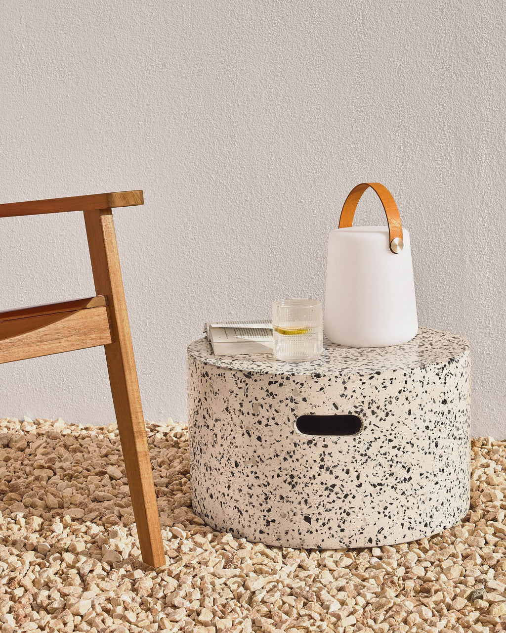 Masa laterala exterior alba din ciment 52 cm Jenell Kave Home