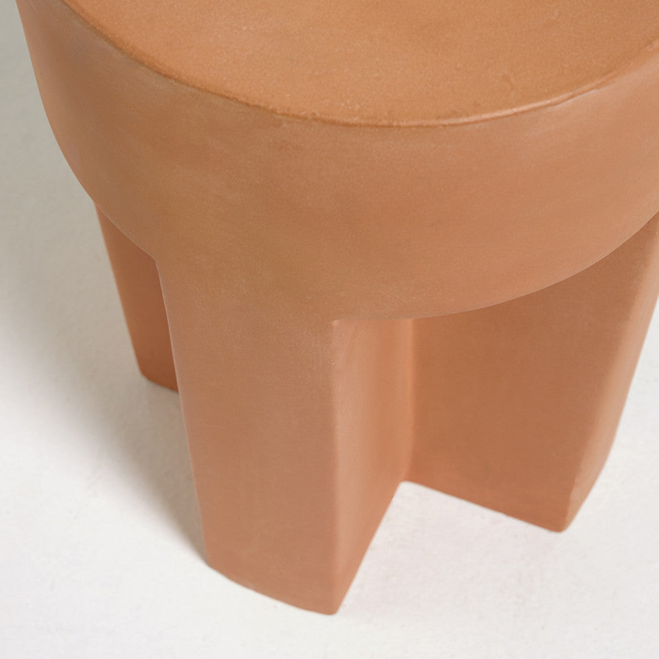 Masa laterala exterior maro din ceramica 33 cm Vilena Kave Home