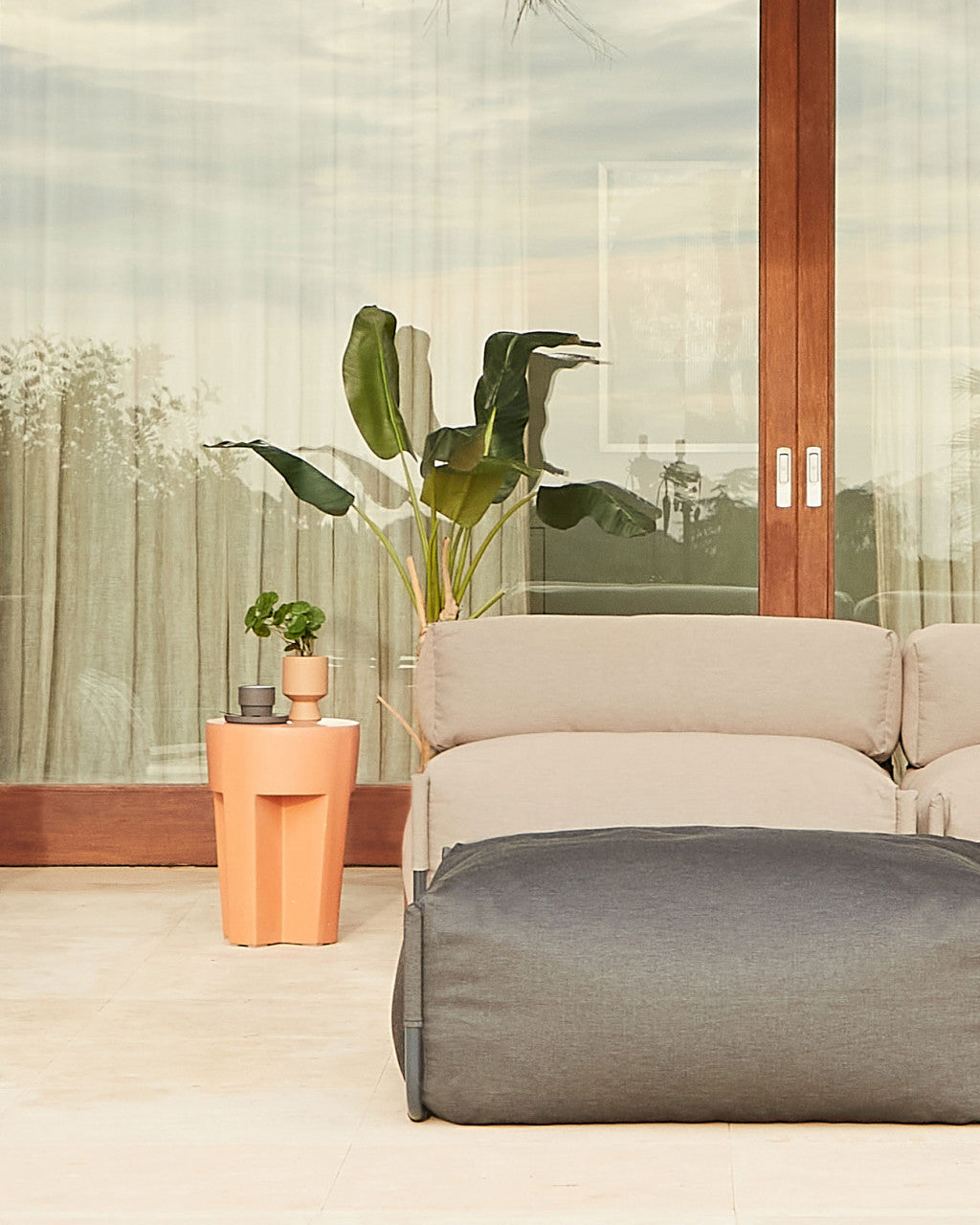 Masa laterala exterior maro din ceramica 33 cm Vilena Kave Home
