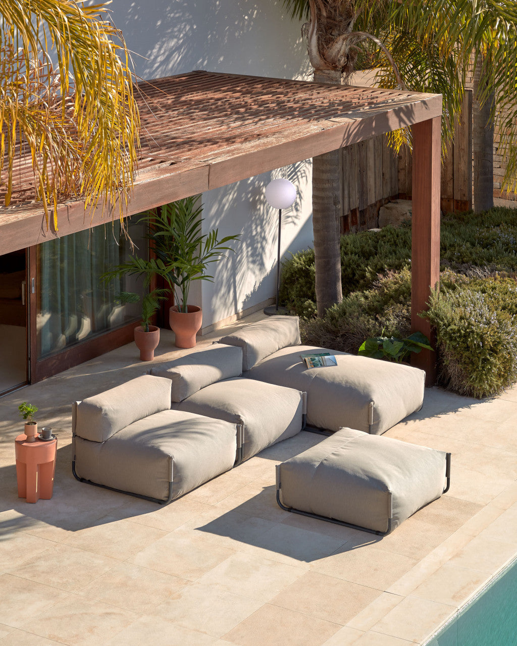 Masa laterala exterior maro din ceramica 33 cm Vilena Kave Home
