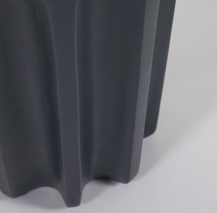 Masa laterala exterior neagra din ciment 32 cm Vilandra Kave Home